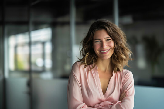 Femme Souriante en Blouse Rose dans un Bureau Moderne, Portrait R&eacute;aliste