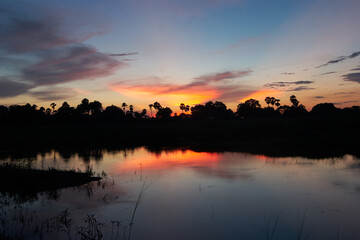 Naklejka premium sunset with reflection in river, lake water