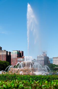 Clarence F. Buckingham Memorial Fountain with Chicago skyline in the background