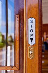 Stopknopf in einem historischen Zug