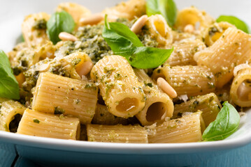 Pasta al pesto genovese, ricetta tipica della cucina ligure, cibo italiano, dieta mediterranea 
