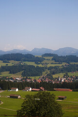 Ländliche Landschaft mit Dorf und Bergen 