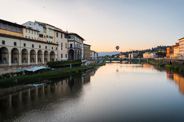 Obraz premium Summer morning in Florence. Ponto Vecchio and the historic center. People go jogging at dawn and there are no tourists.