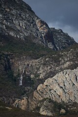 Fototapeta premium Cachoeira em meio as Rochas