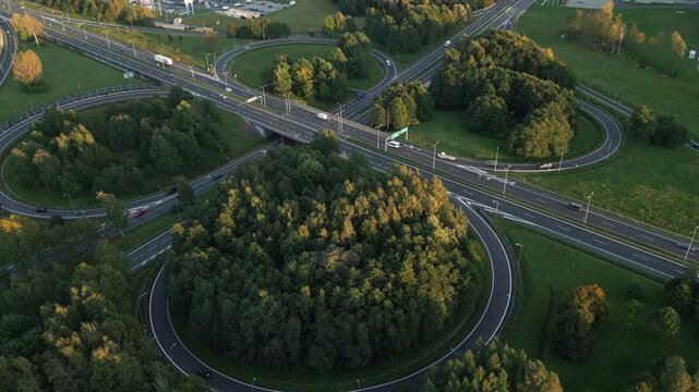 Ujęcie z drona na skrzyżowanie autostrady, węzeł drogowy