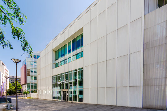 Paris, France - 17 juillet 2024: Vue ext&eacute;rieure d'un centre de recherche de l'INRIA, &eacute;tablissement public fran&ccedil;ais &agrave; caract&egrave;re scientifique et technologique sp&eacute;cialis&eacute; en math&eacute;matiques et informatique