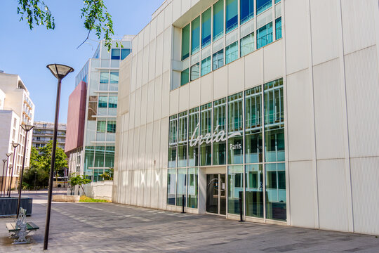 Paris, France - 17 juillet 2024: Vue ext&eacute;rieure d'un centre de recherche de l'INRIA, &eacute;tablissement public fran&ccedil;ais &agrave; caract&egrave;re scientifique et technologique sp&eacute;cialis&eacute; en math&eacute;matiques et informatique