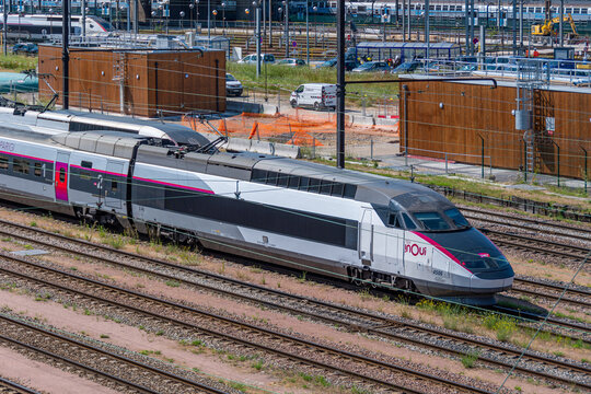 Paris, France - 17 juillet 2024: TGV Inoui aux abords de la gare de Lyon. Le TGV est le train &agrave; grande vitesse op&eacute;r&eacute; par la compagnie nationale fran&ccedil;aise SNCF sur le r&eacute;seau ferroviaire de la France