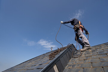 Trabajador con línea de vida en tejado