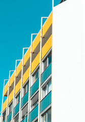 Architektura miejska. Elewacja budynku z balkonami wysoki i kolory budynek mieszkalny. Szklane sciany. © ff25
