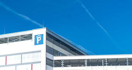 Wielopietrowy parking dla samochodow . Miejsce postojowe centrum miasta. Parking na dachu centrum handlowego. © ff25