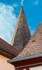 Spiczaste dachy. Wieza kosciola. Dachy na tle blekitnego nieba.  © ff25
