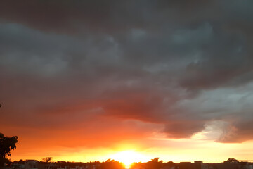 Atardecer nublado en ciudad