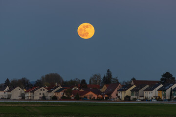 Vollmond über einer Häusersiedlung in einem Nürnberger Stadtteil. © Ardan Fuessmann