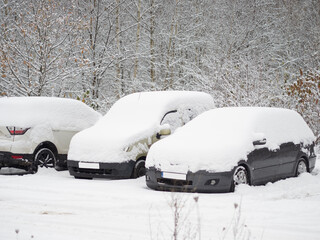 Samochody pokryte śniegiem, śnieżyca, auta pod śniegiem, zima © Klaudia Baran