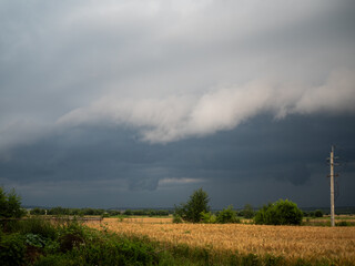 Fototapeta premium Nuvole temporalesche, nuvole temporalesche in avvicinamento, prima della tempesta 