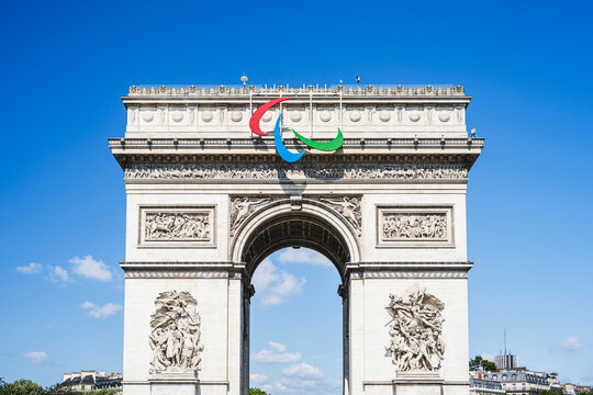 Logo des &laquo;&nbsp;agitos&nbsp;&raquo;, trois vagues qui symbolisent les jeux paralympiques, sur l&rsquo;arc de Triomphe &agrave; Paris, pour les jeux olympiques d&rsquo;&eacute;t&eacute; Paris 2024.