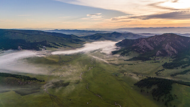 Mongolische Steppe im Morgengrauen mit Nebel