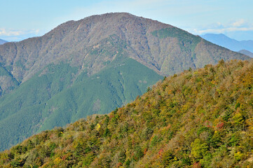 紅葉の丹沢山地　姫次より大室山を望む
