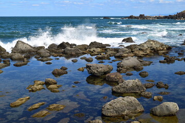 加茂海岸周辺の風景 ／ 山形県庄内浜の加茂海岸には、天然の良港として発展した加茂港、県立加茂水産高等学校、県水産試験場が立地しており、山形県の海洋研究・海洋教育の拠点としての役割も担っています。また、山形県内唯一の水族館である鶴岡市立加茂水族館があり、世界一多くの種類の「くらげ」を展示する水族館として、ギネス世界記録に認定されています。