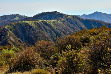 紅葉の丹沢　蛭ヶ岳山頂より丹沢山と不動ノ峰と塔ノ岳を望む
