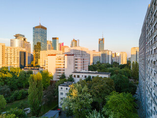 Warszawa, panorama miasta z nowoczesnymi wieżowcami o zachodzie słońca © hunter76