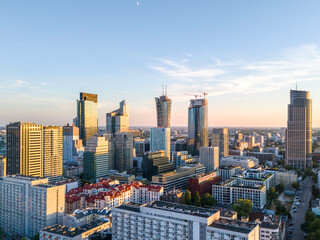 Warszawa, panorama miasta z nowoczesnymi wieżowcami o zachodzie słońca © hunter76