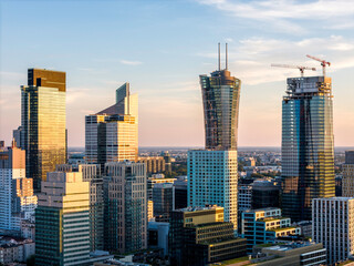 Warszawa, panorama miasta z nowoczesnymi wieżowcami o zachodzie słońca © hunter76