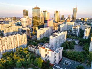 Warszawa, panorama miasta z nowoczesnymi wieżowcami o zachodzie słońca © hunter76
