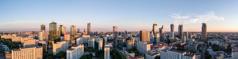 Warszawa, panorama miasta z nowoczesnymi wieżowcami o zachodzie słońca