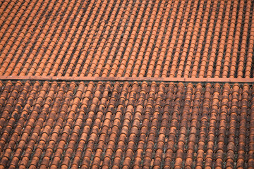 Textura sem emenda de telhas vermelhas. Visão horizontal.