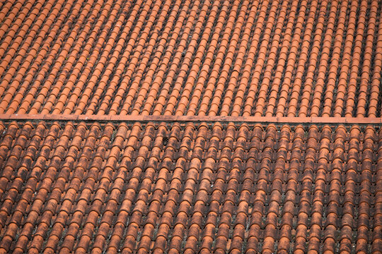 Textura sem emenda de telhas vermelhas. Vis&atilde;o horizontal.