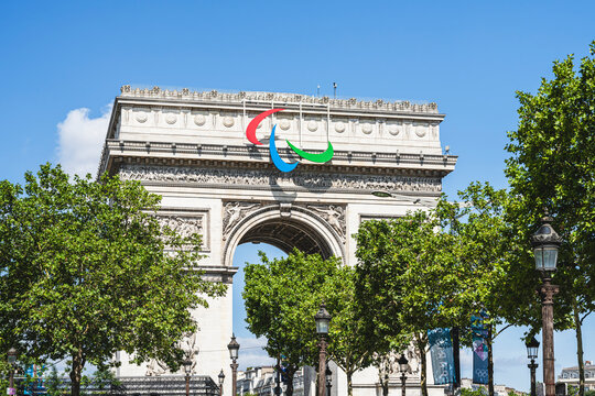 Logo des &laquo;&nbsp;agitos&nbsp;&raquo;, trois vagues qui symbolisent les jeux paralympiques, sur l&rsquo;arc de Triomphe &agrave; Paris, pour les jeux olympiques d&rsquo;&eacute;t&eacute; Paris 2024.