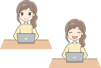 黄色い服を着た女性がパソコン前で笑顔