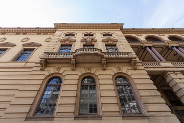 Obraz premium Detalhe da lateral esquerda do Teatro Municipal de São Paulo - SÃO PAULO, SP, BRAZIL - MARCH 17, 2024: Detail of the majestic left facade of the Municipal Theater, the main opera house in Brazil.