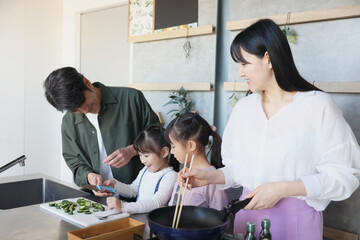 キッチンに立つ家族