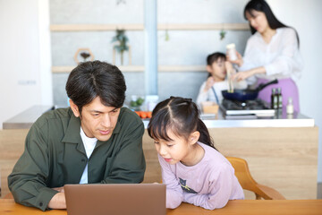 パソコンを見る親子