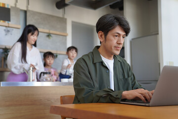 リビングで仕事をする男性