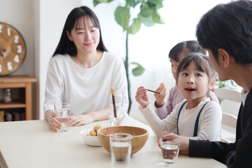 おやつを食べる家族