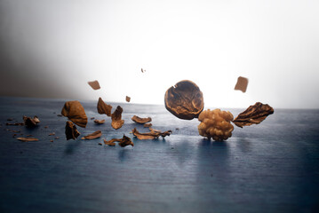 Comida. Nuez Chandler impactando contra mesa azul.