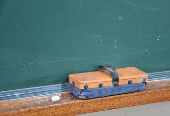 Real Classroom Scene: Blackboard and Eraser（学校の教室にある黒板と黒板消し ）