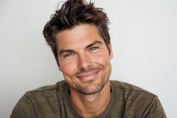 Obraz premium Smiling man in his 30s with facial hair shirtless looking at camera