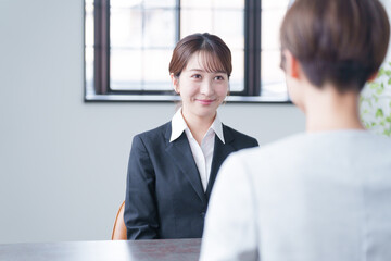 就職活動で会社の面接を受ける女性