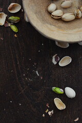 Pistachos sobre madera ,pistachos ,fruto seco , con cascara ,verde , alimento, salado, saludable, nutritivo, 