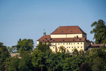 Obraz premium Large Building with Red Roof in Salzburg