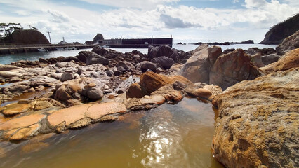 Naklejka premium 式根島の美しい海際露天風呂、松が下雅湯。東京都伊豆諸島式根島-2020年10月 