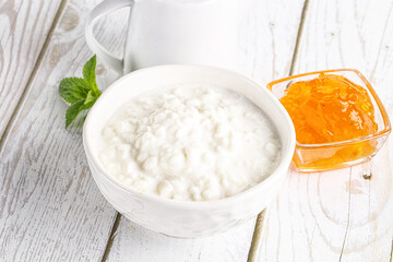 Grain curd with cream and jam