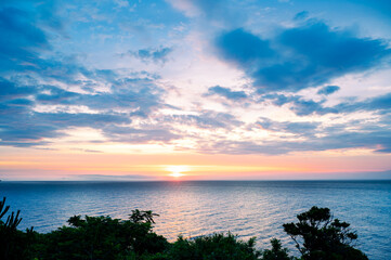 海から昇る太陽、東伊豆の早朝の風景