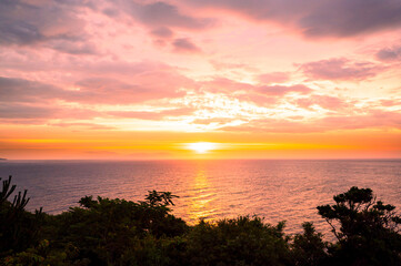 海から昇る太陽、東伊豆の早朝の風景