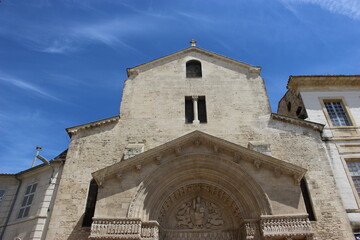 Fototapeta premium Arles : façade de la cathédrale Saint-Trophime en contreplongée